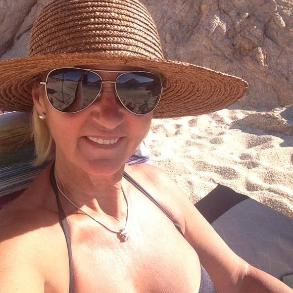 Meet your Posher, Deborah - Picture 1 of 1